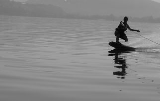 体育mk-“宽板滑水：东三叉湖赛场见证新一代水上运动的崛起”